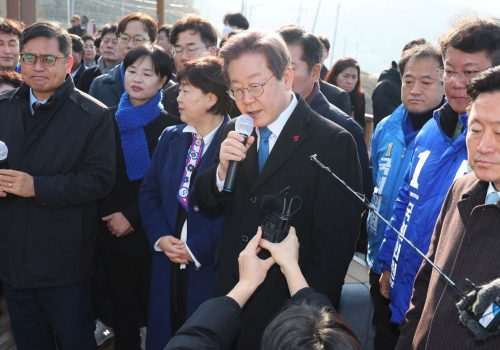 दक्षिण कोरियाका विपक्षी नेता जे–म्युङमाथि पत्रकार सम्मेलनमा छुरा प्रहार