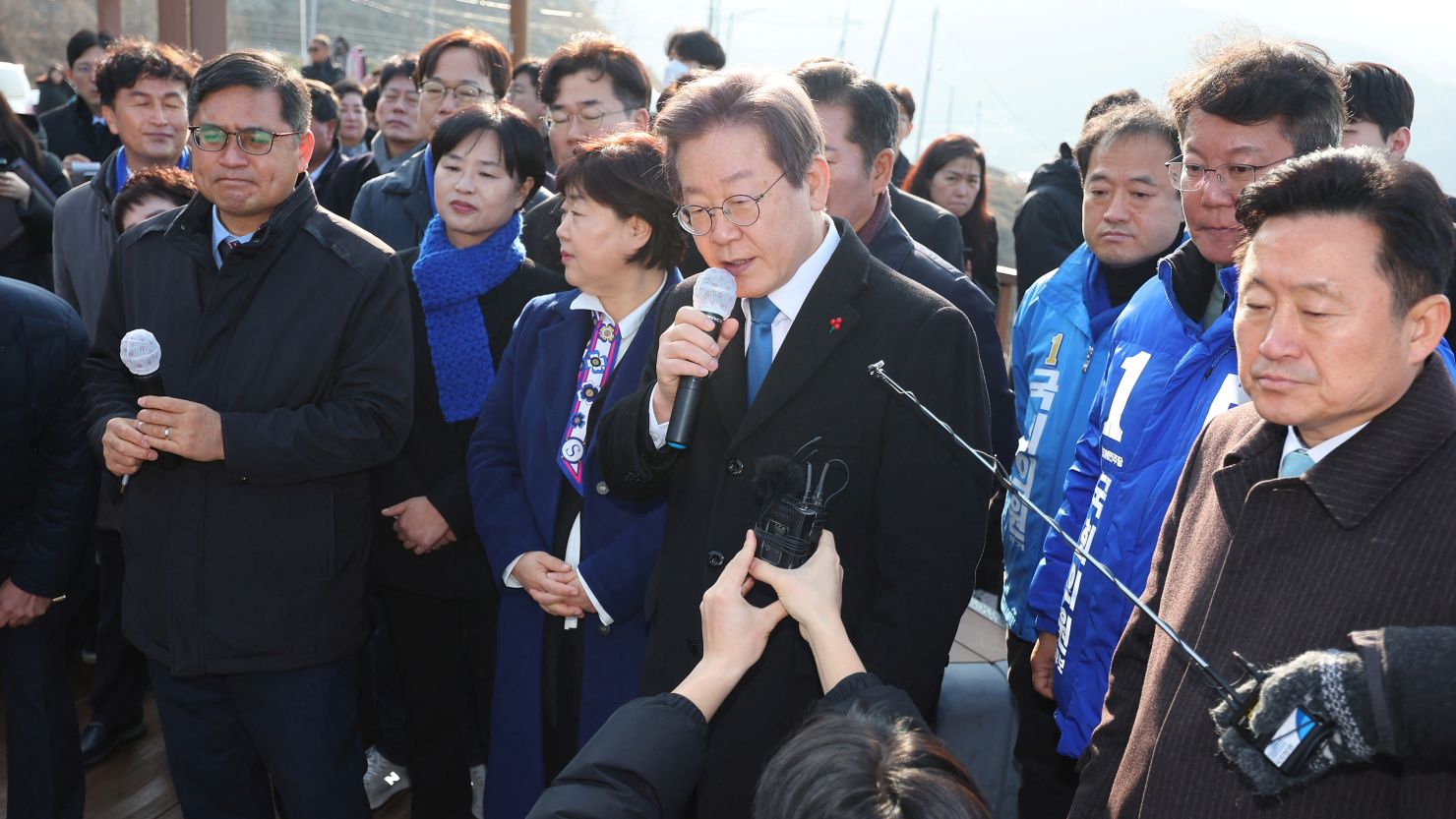 दक्षिण कोरियाका विपक्षी नेता जे–म्युङमाथि पत्रकार सम्मेलनमा छुरा प्रहार