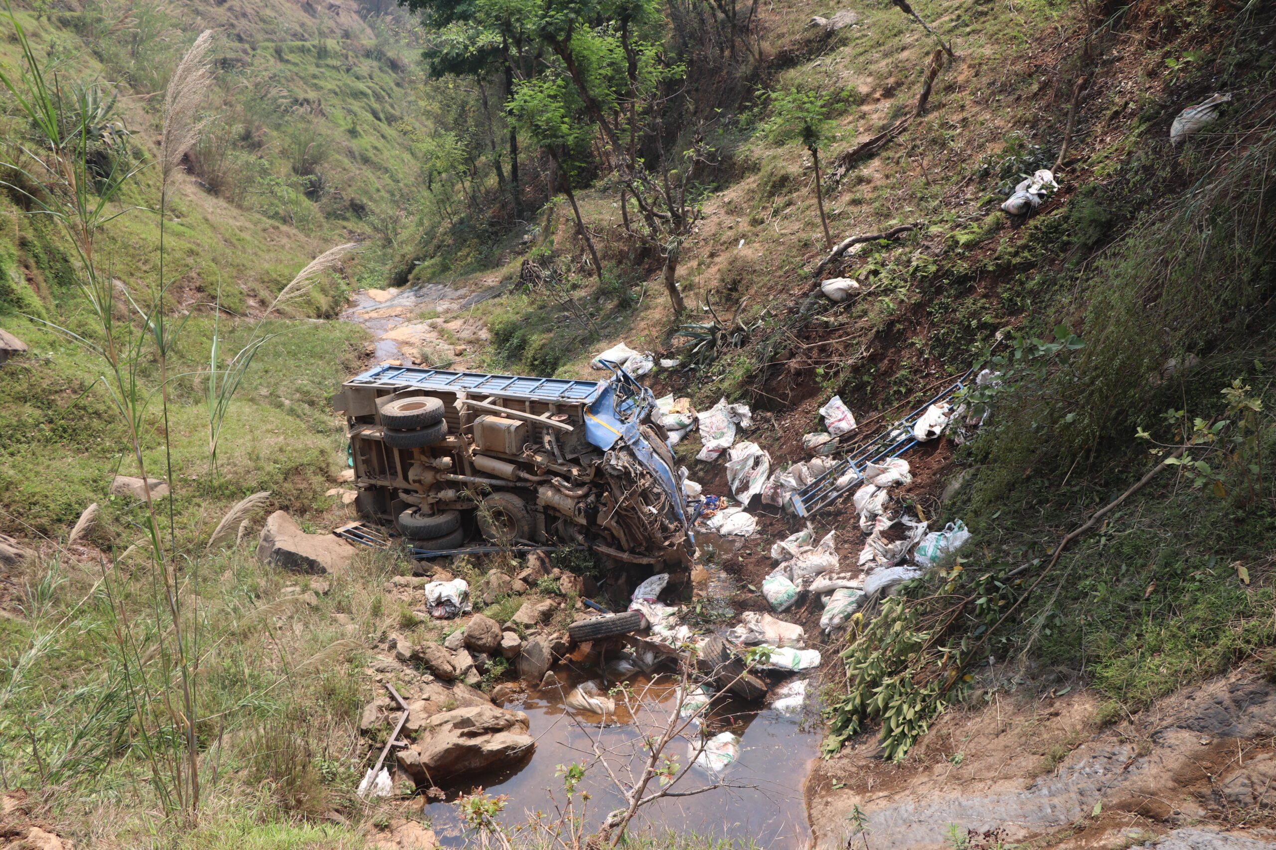 ट्रक दुर्घटना अपडेटः बाबु छोराको मृत्य, आमा र दुई छोरासहित सात जना घाइते