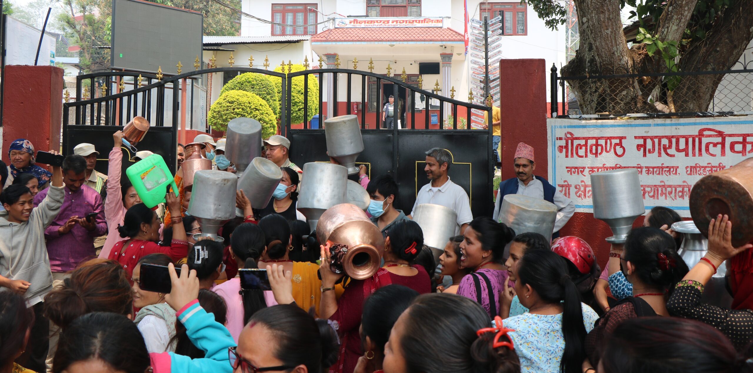 खानेपानी माग गर्दै गाग्री बोकेर नगरपालिकामा आन्दोलन