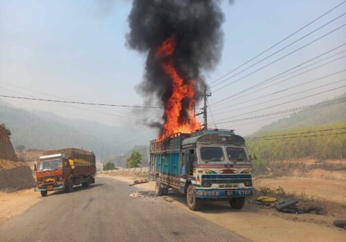 धादिङको गजुरीमा गुडिरहेको ट्रकमा आगलागी