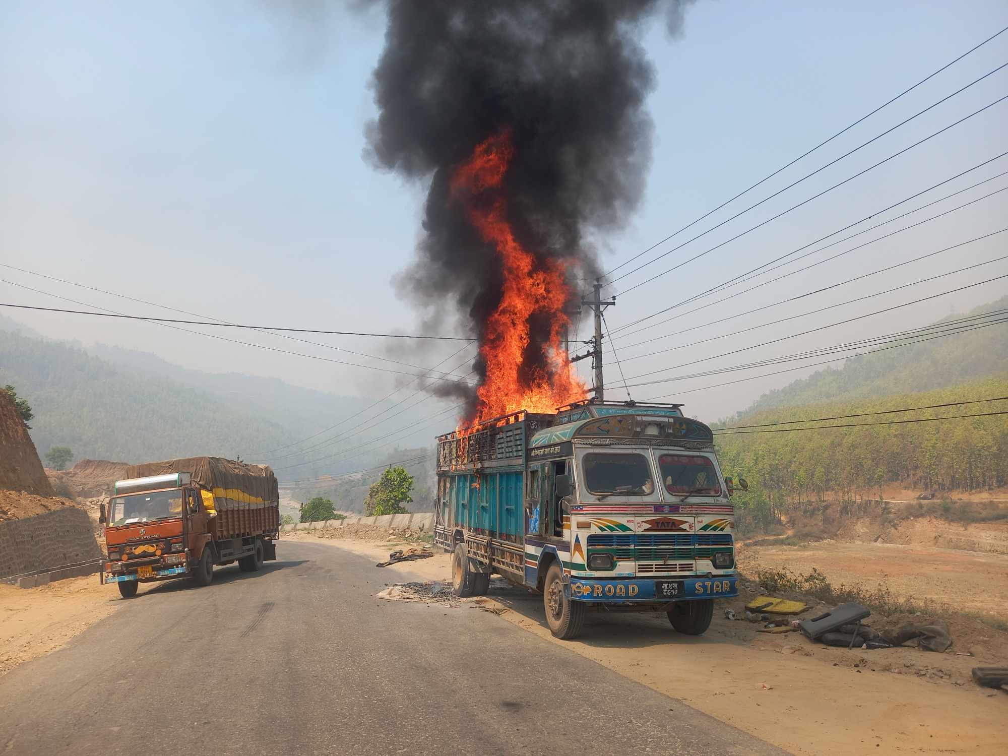 धादिङको गजुरीमा गुडिरहेको ट्रकमा आगलागी