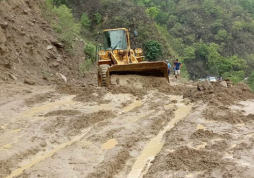 अवरुद्ध मध्यपहाडी लोकमार्ग एकतर्फी सञ्चालनमा