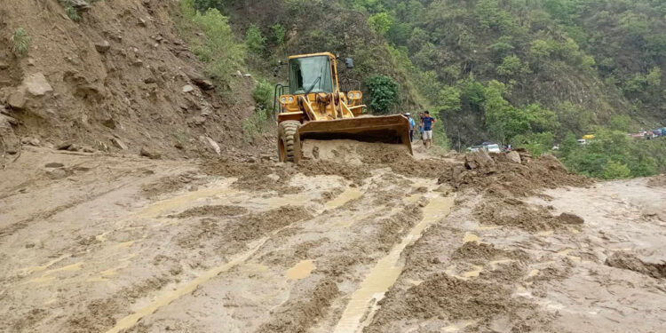 अवरुद्ध मध्यपहाडी लोकमार्ग एकतर्फी सञ्चालनमा