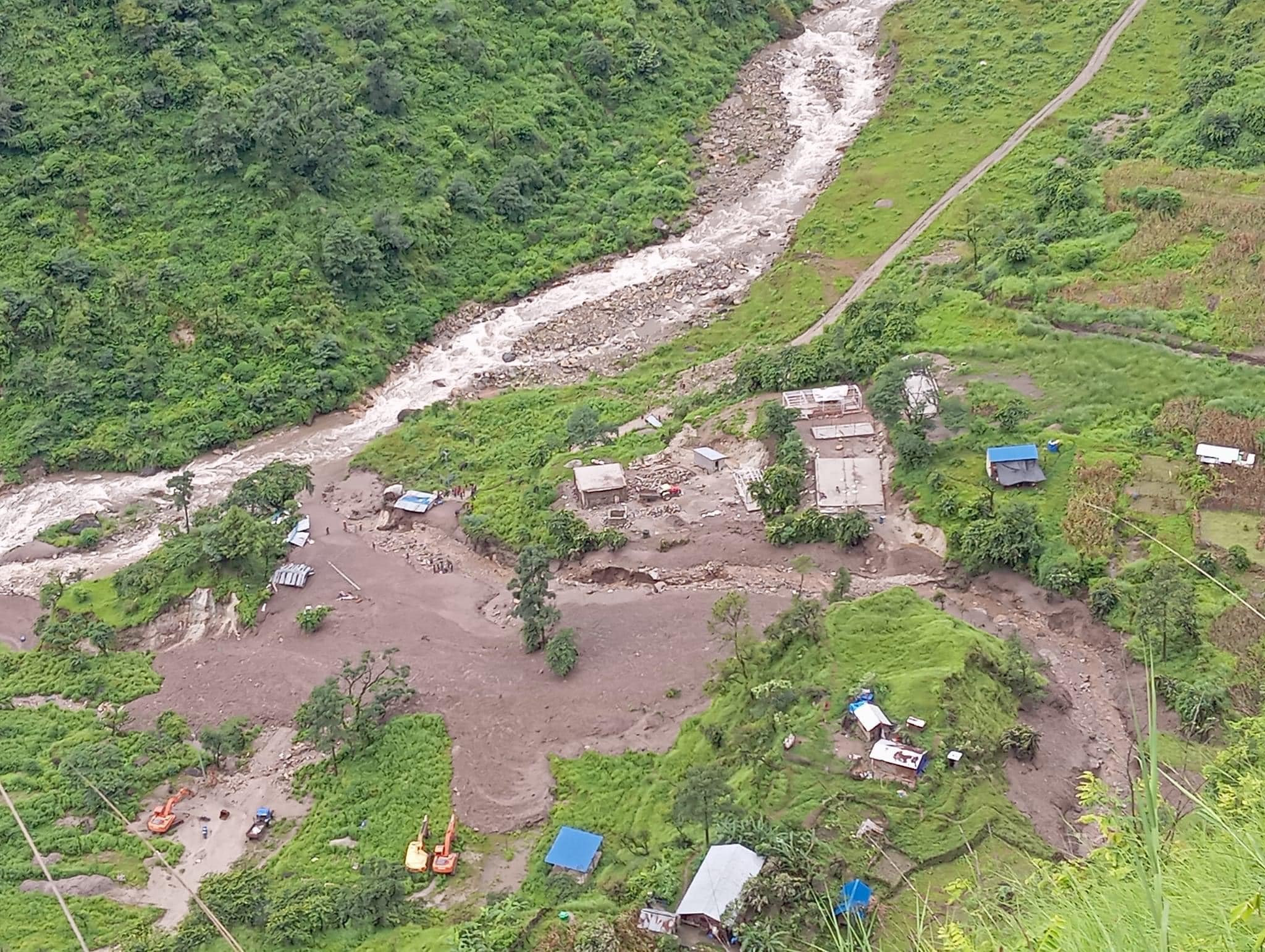 गोरखाको धार्चेमा पहिरोले बगाएर एकै परिवारका ३ सहित ५ जना बेपत्ता