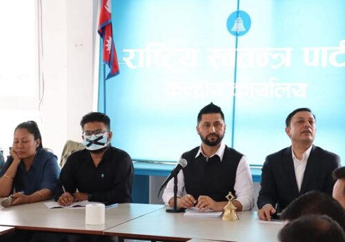 रास्वपाको महामन्त्री मुखमा कालो टेप टाँसेर बैठकमा सहभागी