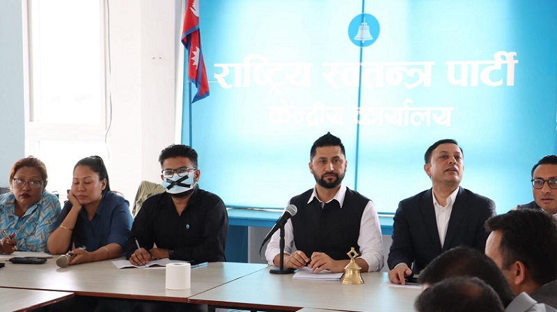 रास्वपाको महामन्त्री मुखमा कालो टेप टाँसेर बैठकमा सहभागी