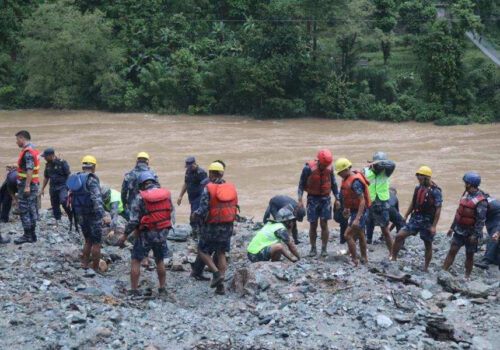 सिमलताल पहिरो: त्रिशूलीमा बेपत्ता दुई बसका यात्रुमध्ये अहिलेसम्म १५ जनाको शव फेला