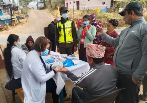 धादिङको देउराली चौतारामा सञ्चालित निःशुल्क स्वास्थ्य परीक्षणमा १ सय २५ जनाले सेवा लिए