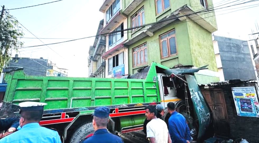 धुलिखेलमा घरभित्र टिपर छिर्‍यो